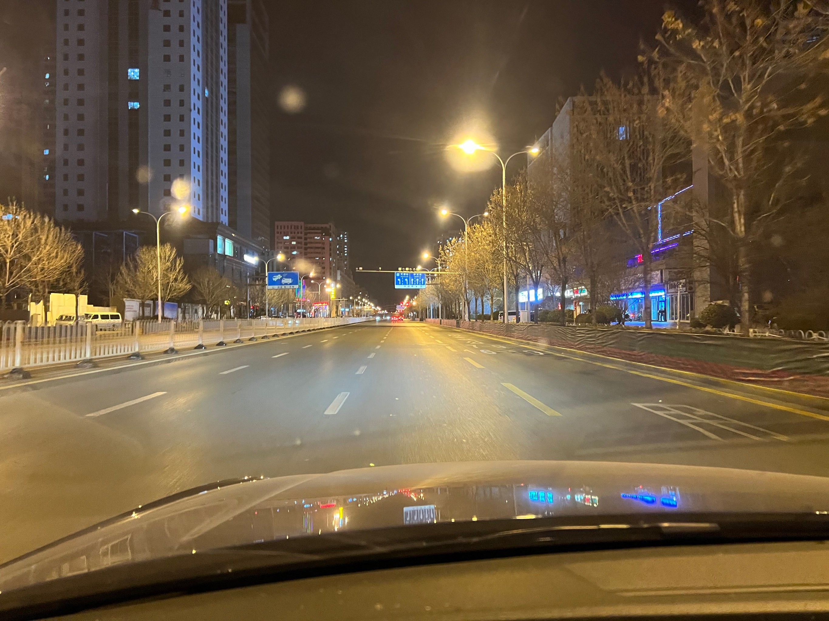 疫情地区车辆被围马路(疫情期间车辆停放路边)