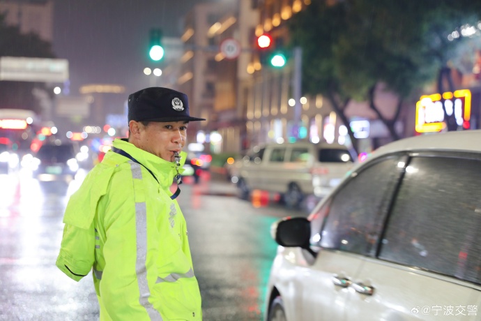 疫情期间塔城地区交警(疫情期间交警有多辛苦)